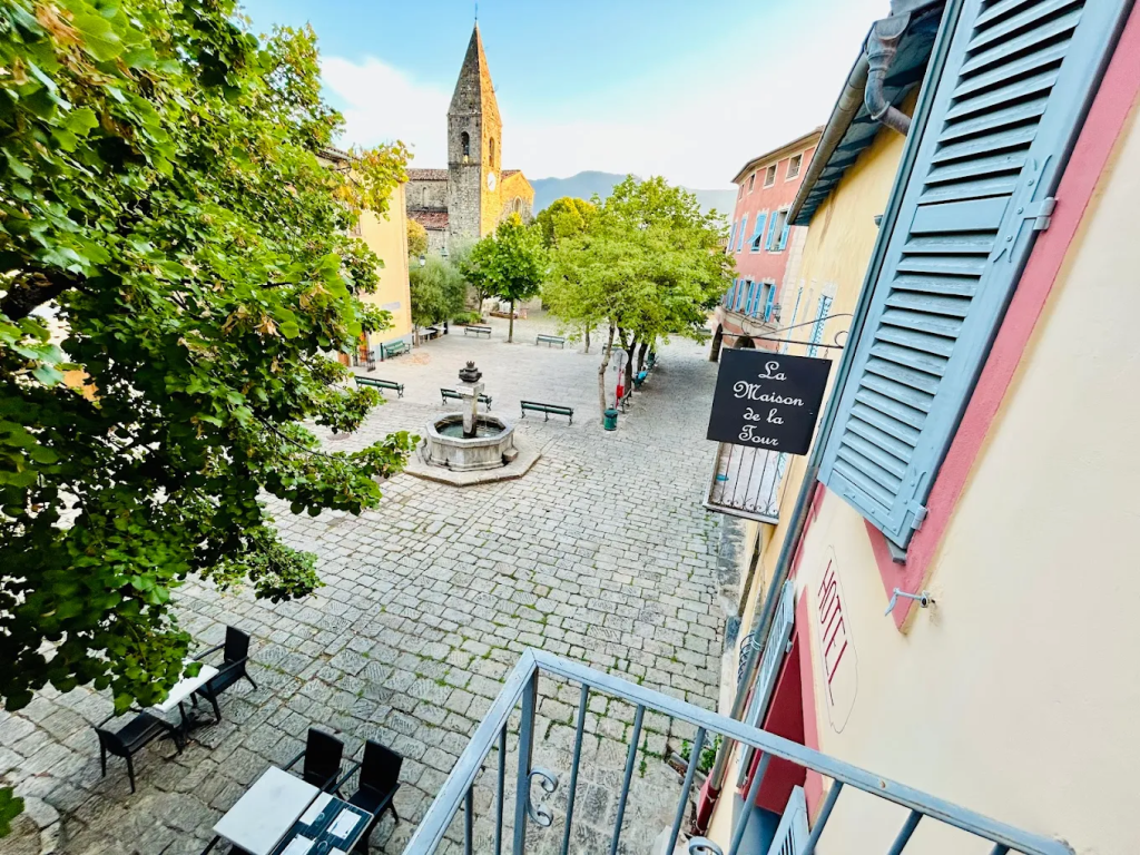 vue-hotel-maison-de-la-tour--place-village-la-tour-sur-tinee-mercantour