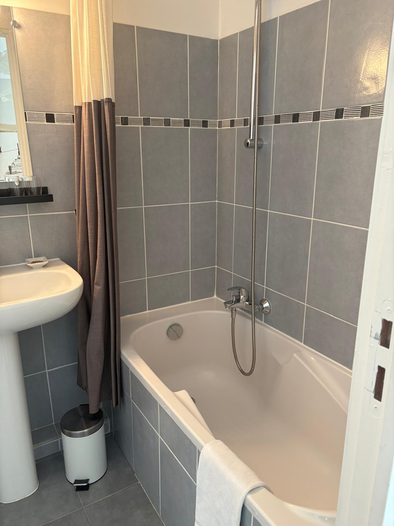 chambre-chardon-hotel-maison-de-la-tour-2